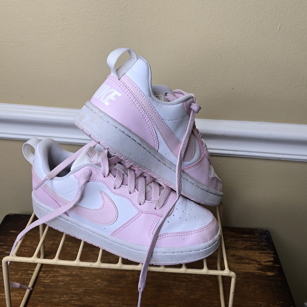 Girl's Nike Court Borough Low 2 SE White & Pink Shoes sz 4Y